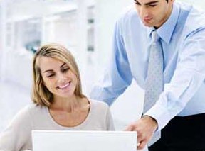 Technicien accompagnant une cliente sur son ordinateur